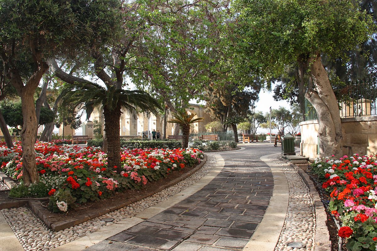 Upper Barrakka Gardens, tranquil gardens just a few meters from Castille Hotel