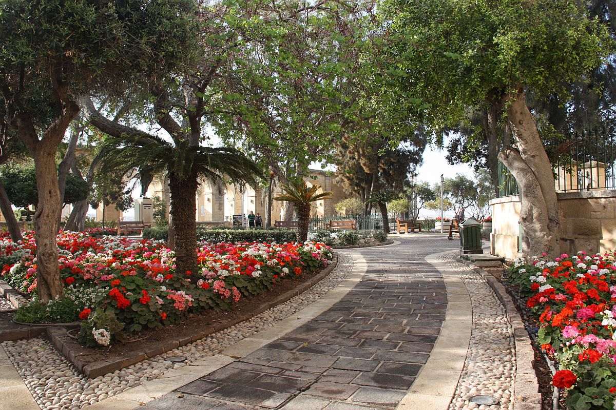 Upper Barakka Gardens, tranquil gardens just a few meters from Castille Hotel